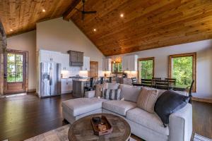 una sala de estar con un sofá y una mesa en Blue Heaven, en Blowing Rock