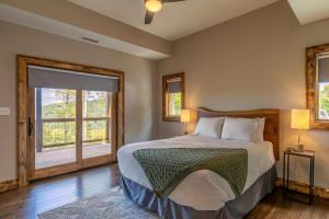 Un dormitorio con una cama y una ventana grande. en Blue Heaven, en Blowing Rock