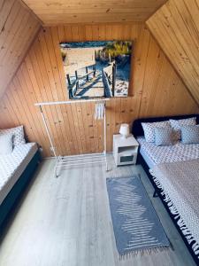 een kamer met 2 bedden en een raam bij Baltic Star in Władysławowo