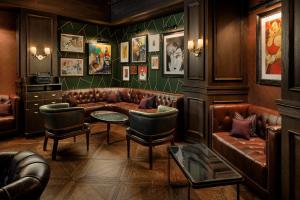 - un bar avec des canapés en cuir, une table et des chaises dans l'établissement Mandarin Oriental, New York, à New York