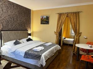 Un dormitorio con una cama con toallas. en Aghdepat Hotel, en Haghpat