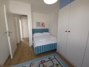 ein kleines Schlafzimmer mit einem Bett und einem Teppich in der Unterkunft SunN Joy in Kaštela + 46 Fotos
