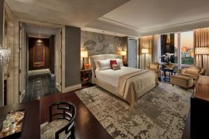 Postel nebo postele na pokoji v ubytování Mandarin Oriental, New York