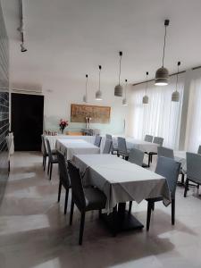 un gruppo di tavoli e sedie in una grande stanza di Plaza Hotel a Alexandroupoli