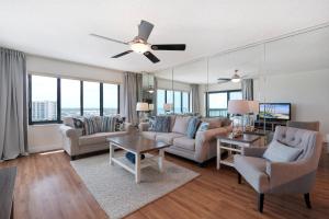 uma sala de estar com sofás e uma ventoinha de tecto em Sunrise beach views with top complex amenities and pool access! em Ormond Beach
