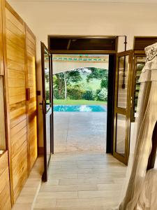 uma porta aberta com vista para um pátio em Grand Grove Villa em Jinja