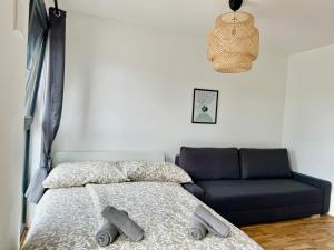 Lova arba lovos apgyvendinimo įstaigoje Modern Apartment with Balcony & Free Parking - Nearby Metro