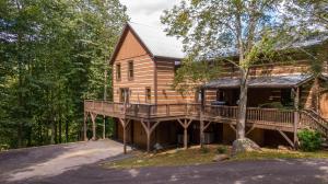 Casa de madera grande con terraza grande en Cari's Rivers Edge, en Valle Crucis