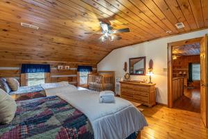 Un dormitorio con dos camas y un ventilador de techo. en Cari's Rivers Edge, en Valle Crucis