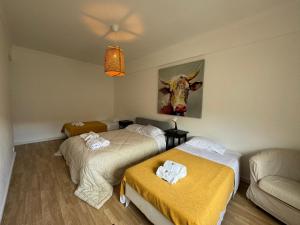 Tempat tidur dalam kamar di Almada big flat next To Lisbon and Caparica beach