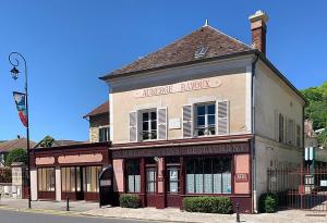 a building on the corner of a street at cosy mery in Méry-sur-Oise +2 photos