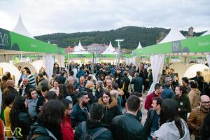 una gran multitud de personas caminando por un mercado en casa ribeiro 1, en Ribadavia