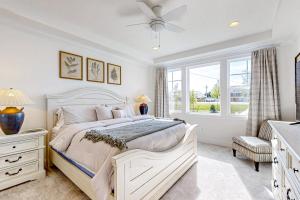 Un dormitorio blanco con una cama grande y una ventana en Marlin Chase --- 30266 Kona Dr, en Ocean View
