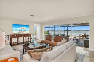 Χώρος καθιστικού στο Waterfront 3 Bed 3 Bath Home with Panoramic Bay Views