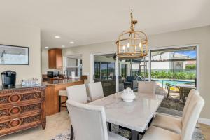 Πισίνα στο ή κοντά στο Waterfront 3 Bed 3 Bath Home with Panoramic Bay Views