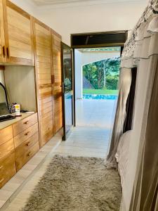 sypialnia z łóżkiem i przesuwnymi szklanymi drzwiami w obiekcie Grand Grove Villa w mieście Jinja