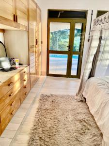 1 dormitorio con cama y ventana grande en Grand Grove Villa en Jinja