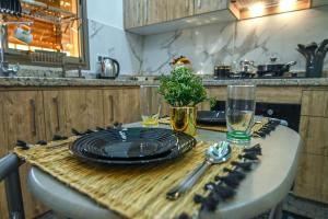 una mesa con platos y vasos encima en The Skyline Stay, en Marrakech