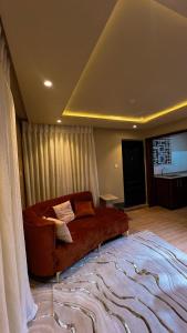 - un salon avec un canapé et un tapis dans l'établissement Mindyourbusiness villa, à Abuja