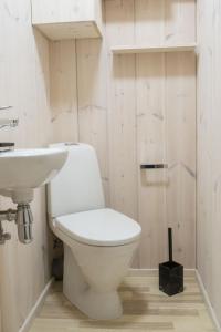 Hundiaugu في Paslepa: حمام مع مرحاض ومغسلة