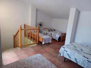 Habitación con 2 camas y escalera. en CASA MUY CERCA DE LA PLAYA a, en Peñíscola 36 fotos más