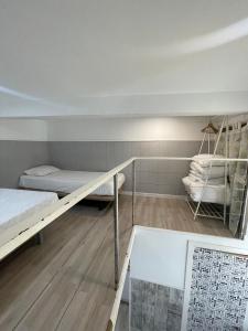 Pokój z 2 łóżkami piętrowymi i drewnianą podłogą w obiekcie Estudios sol w Madrycie