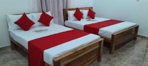 Rúm í herbergi á PKV Trinco Villas