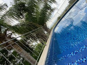 una piscina con palmeras en el fondo en Vila Manor, en Midrakh ‘Oz
