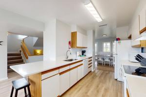 une cuisine avec des placards blancs et un comptoir dans l'établissement Orca #14A-CAC, à Buxton
