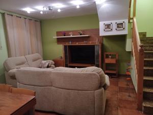 Una sala de estar con un sofá y una chimenea. en CASA MUY CERCA DE LA PLAYA a, en Peñíscola