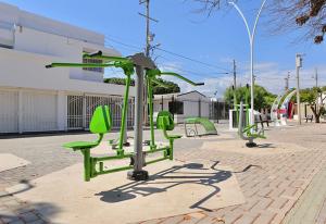 un grupo de juegos verdes en un estacionamiento en Hospedaje central, Mary Sicarare en Valledupar