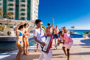 um grupo de pessoas a tocar acordeão na praia em Sandos Cancun All Inclusive em Cancún