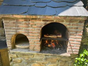 un horno de ladrillo con comida en él en A curuxa casa rural, 