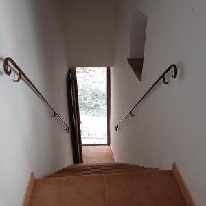 pasillo con escaleras, puerta y ventana en La mia Acera, en Acera