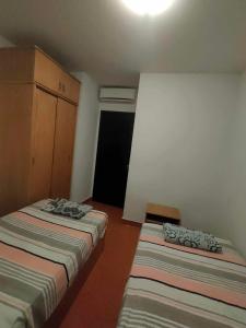 a room with two beds in a room at بورتو جولف مارينا الساحل الشمالي 107 in Alexandria