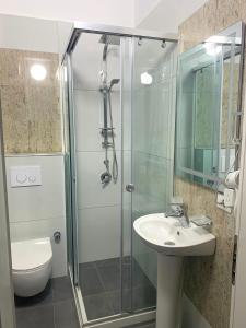 y baño con ducha, lavabo y aseo. en Fishta Quality Apartments Q5 36, en Velipojë