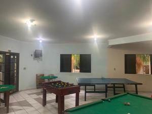 伊塔尼亞恩的住宿－Pousada D'Ibiza - Itanhaém，一间房间,里面设有两张乒乓球桌