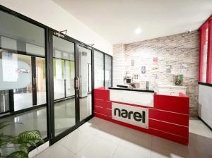 una tienda con un mostrador rojo en un edificio en OYO 93828 Apartemen Tamansari Panoramic By Narel Room en Bandung