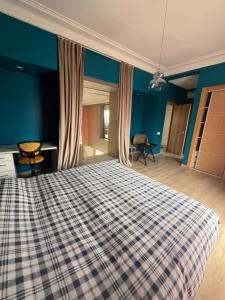 sypialnia z łóżkiem z kocem szachowym w obiekcie Villa de Luxe piscine privée w mieście Casablanca