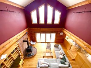 ein großes Wohnzimmer mit lila Wänden und einer Couch in der Unterkunft Magical Retreat up to 20 People in St. Peter's