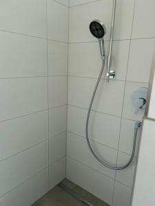 łazienka z prysznicem z głowicą prysznicową w obiekcie Deluxe w mieście Burladingen