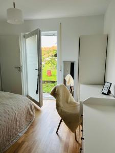 sypialnia z łóżkiem, biurkiem i krzesłem w obiekcie Deluxe w mieście Burladingen