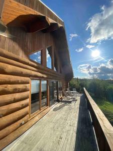 eine Holzterrasse eines Hauses mit Aussicht in der Unterkunft Magical Retreat up to 20 People in St. Peter's