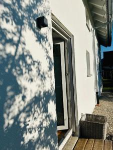cień drzewa na boku budynku w obiekcie Deluxe w mieście Burladingen
