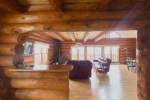 Wohnzimmer eines Blockhauses mit Sofa und Stühlen in der Unterkunft Magical Retreat up to 20 People in St. Peter's + 109 Fotos