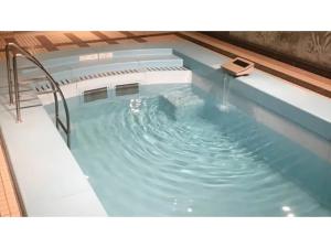 een groot zwembad met een fontein bij SHIZUKUISHI RESORT HOTEL - Vacation STAY 29563v in Shizukuishi