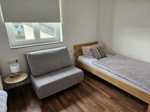 - une petite chambre avec un lit et une chaise dans l'établissement Wohnung mit 5 Zimmern für bis zu 10 Personen, à Amstetten