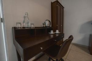 a wooden desk with a chair and a mirror at Artea Hotel Boutique in Guadalajara
