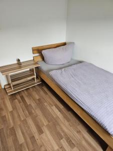 - une chambre avec un lit et du parquet dans l'établissement Wohnung mit 5 Zimmern für bis zu 10 Personen, à Amstetten