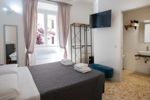 una camera con letto, lavandino e finestra di Vatican 23 Museum Suites a Roma